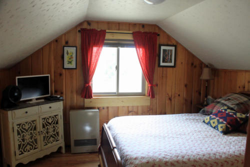 upper bedroom w queen